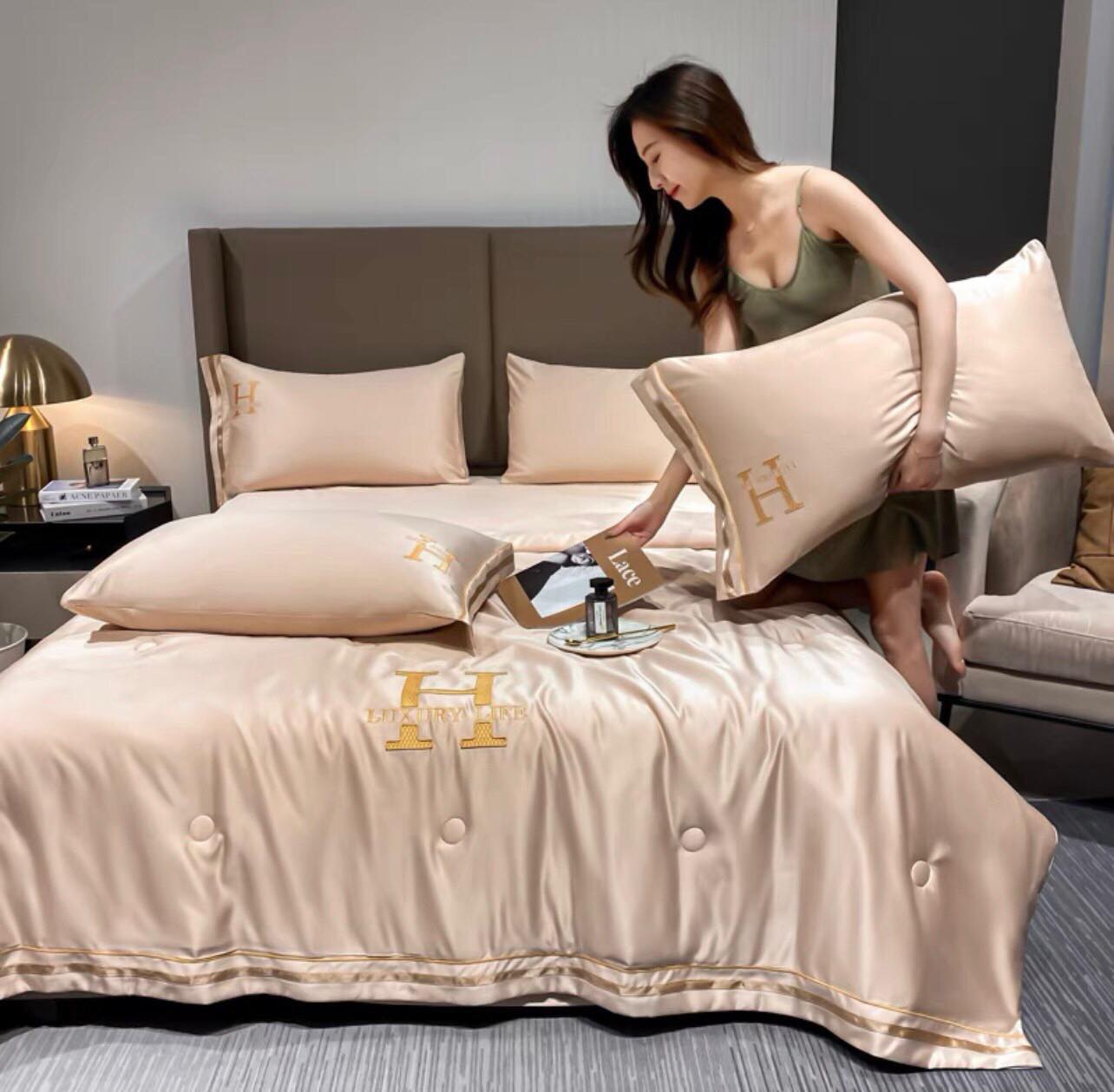 Bộ chăn ga Phi Lụa thêu chữ H, set Chăn hè trần mềm mịn 4 món