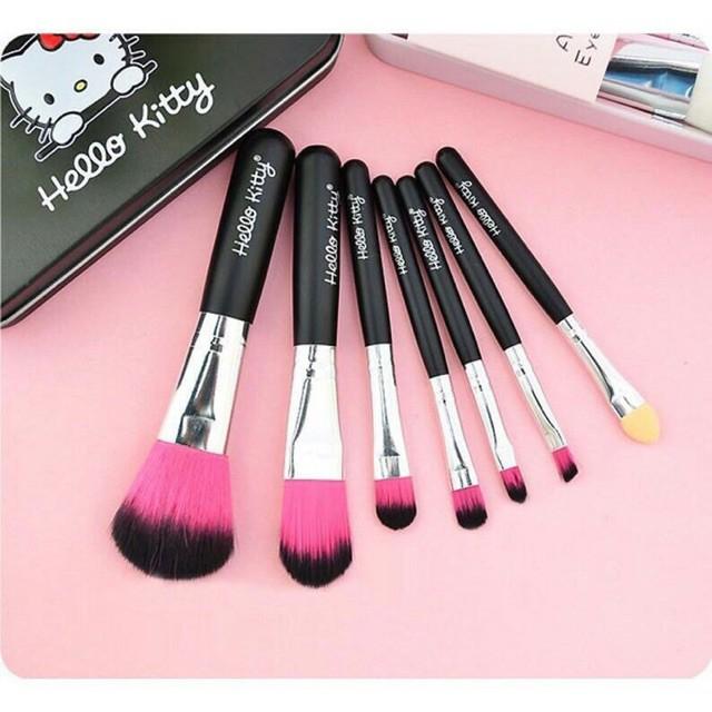 Bộ Cọ Trang Điểm 7 Cây Kitty Hộp Thiếc Linhmartvn