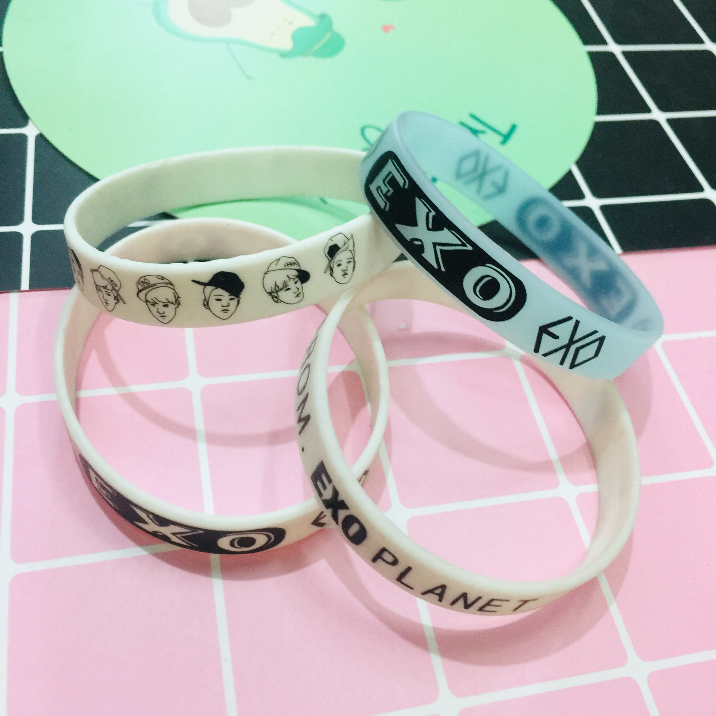VÒNG TAY. LẮC TAY CAO SU EXO KPOP COMBO 2 CÁI MẪU KHÁC NHAU