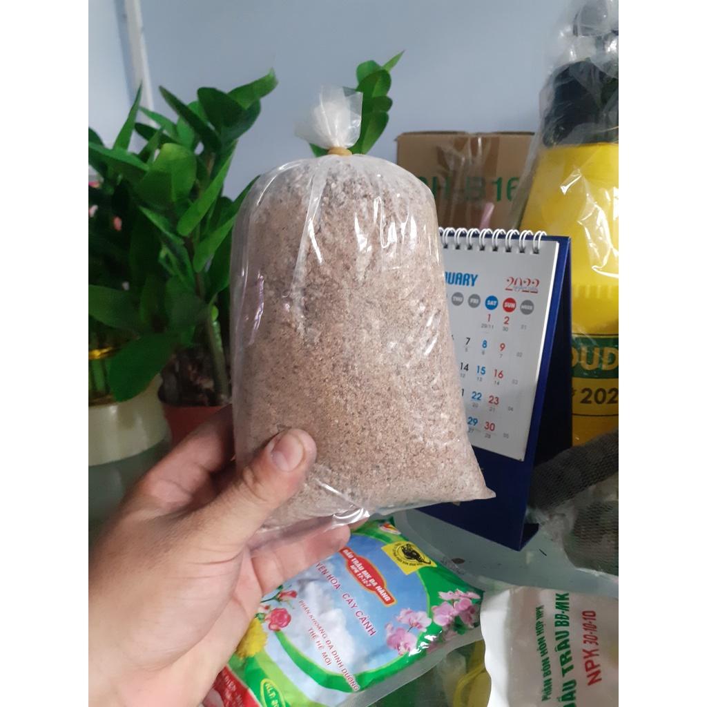 Bịch nửa ký phân bánh dầu đã nghiền bột.