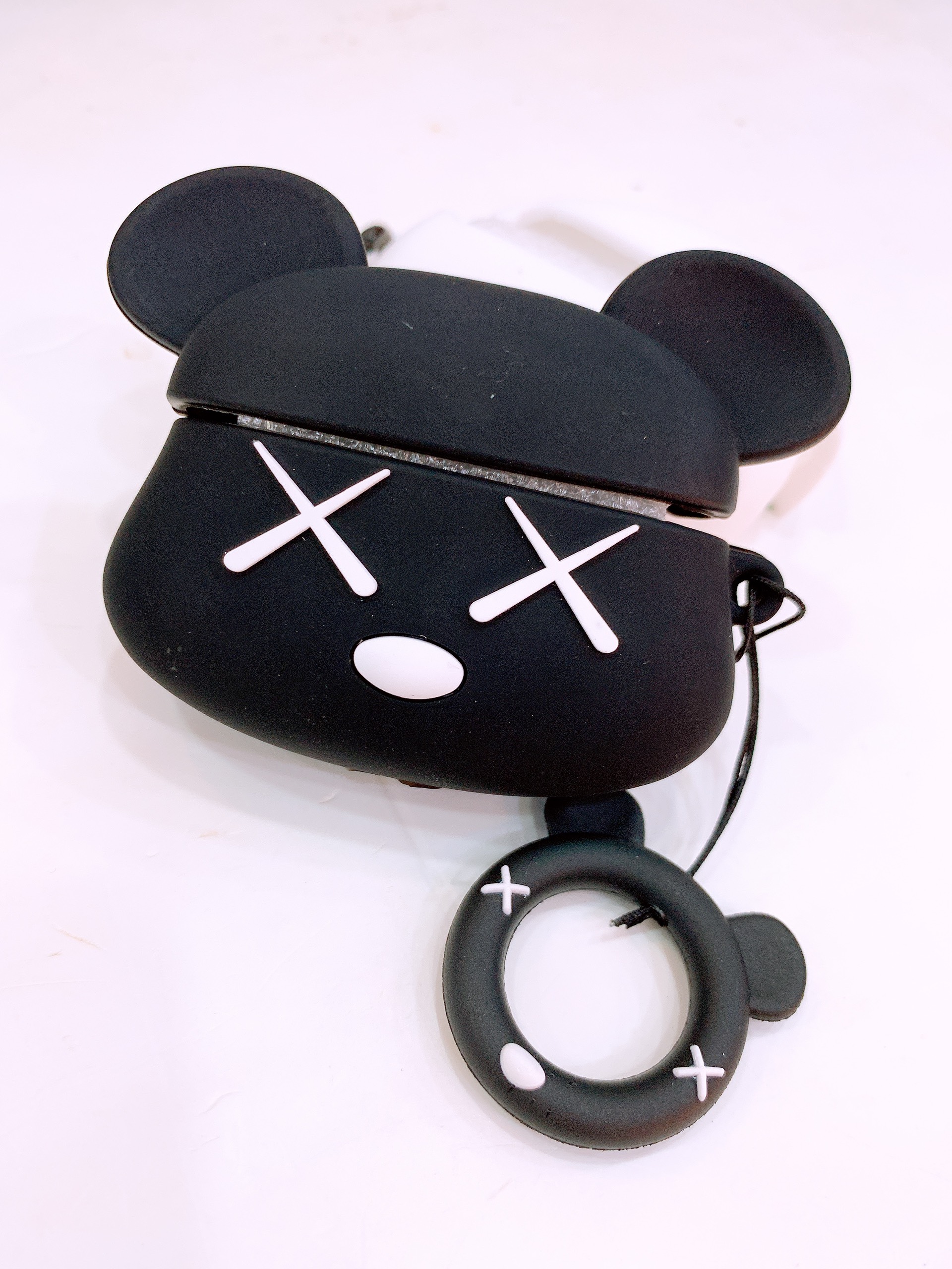 Bao Đựng Tai Nghe Airpods Pro hình bear brick đen siêu ngầu, chất liệu Silicone mềm, có kèm theo móc treo dễ thương, thiết kế mỏng nhẹ, ôm khít tai nghe