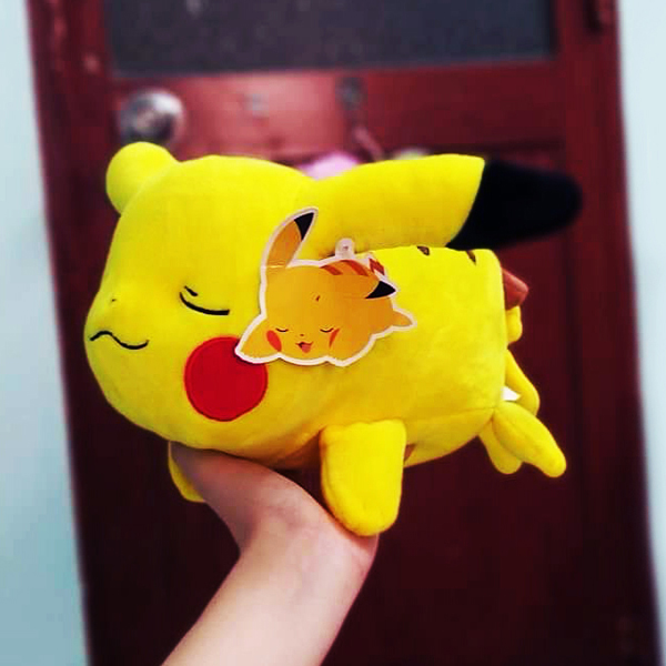 Gấu Bông Pikachu Ngủ Say (25 Cm) Gb190 (Tặng 1 Móc Khóa Dây Da Pu Đính Đá Lấp Lánh)