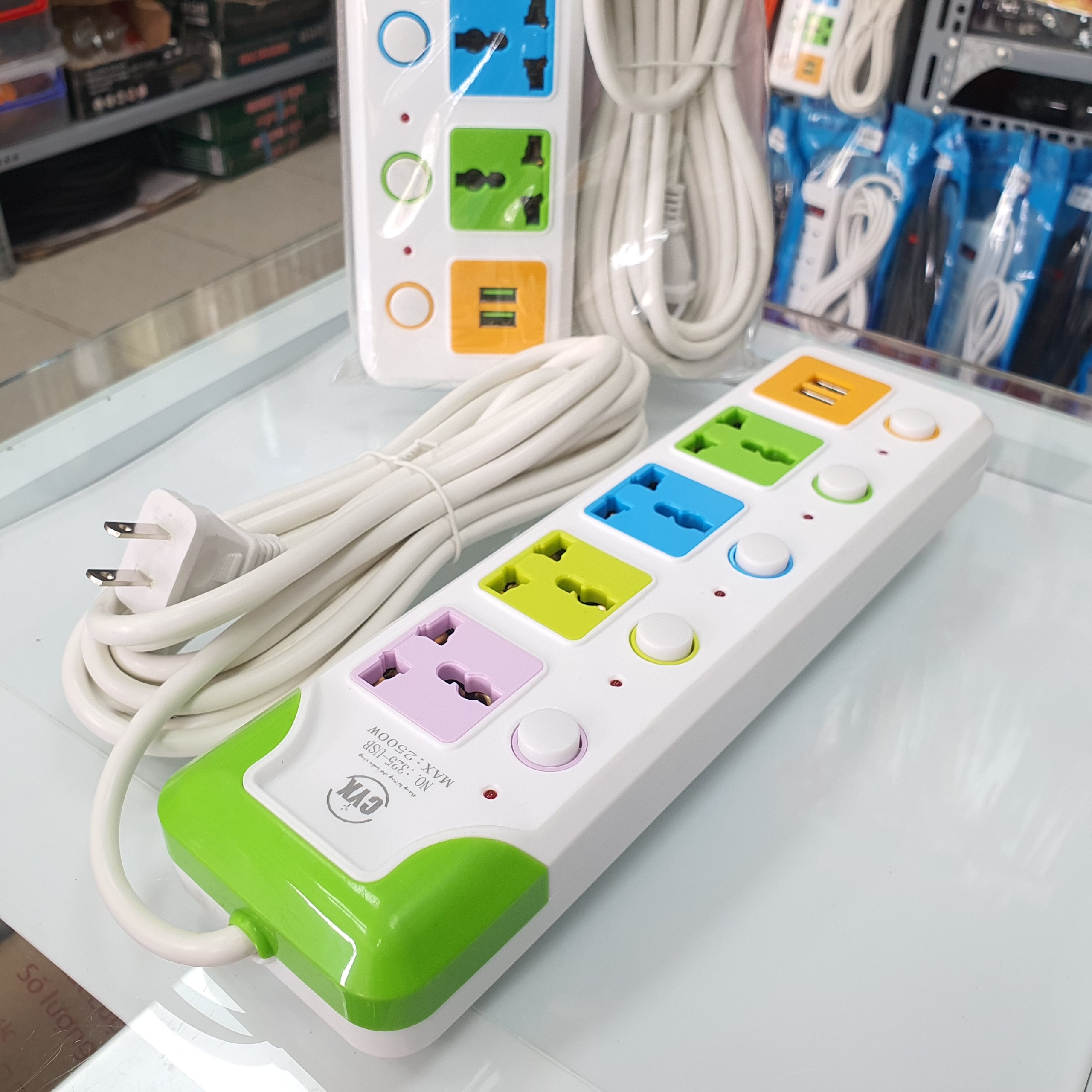 Ổ cắm điện 4 lỗ 2 cổng sạc USB tiện dụng CYX 325