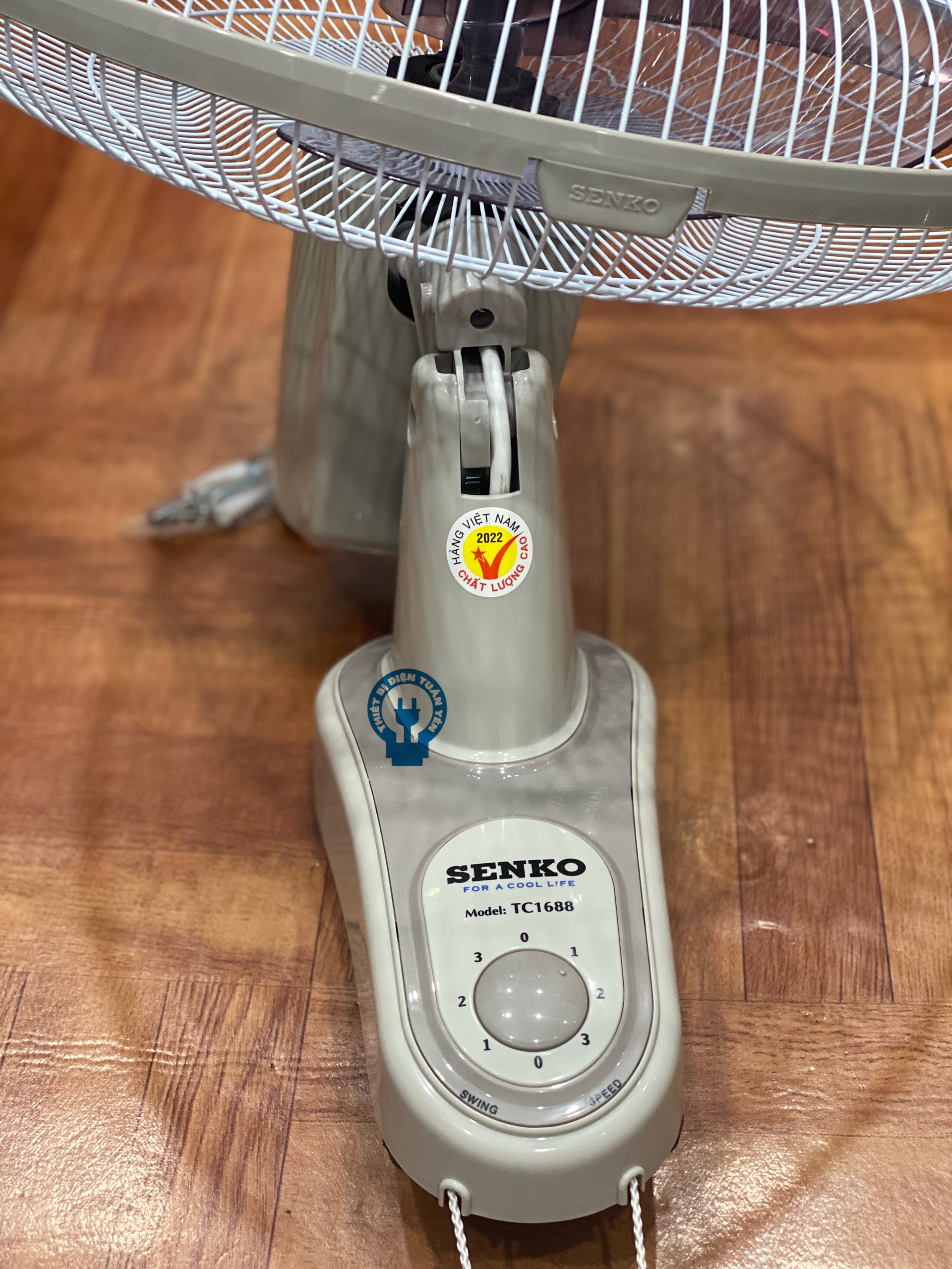 Quạt treo tường Senko TC1688 công suất 47W, mẫu mới 2022 - Giao màu ngẫu nhiên - Hàng chính hãng