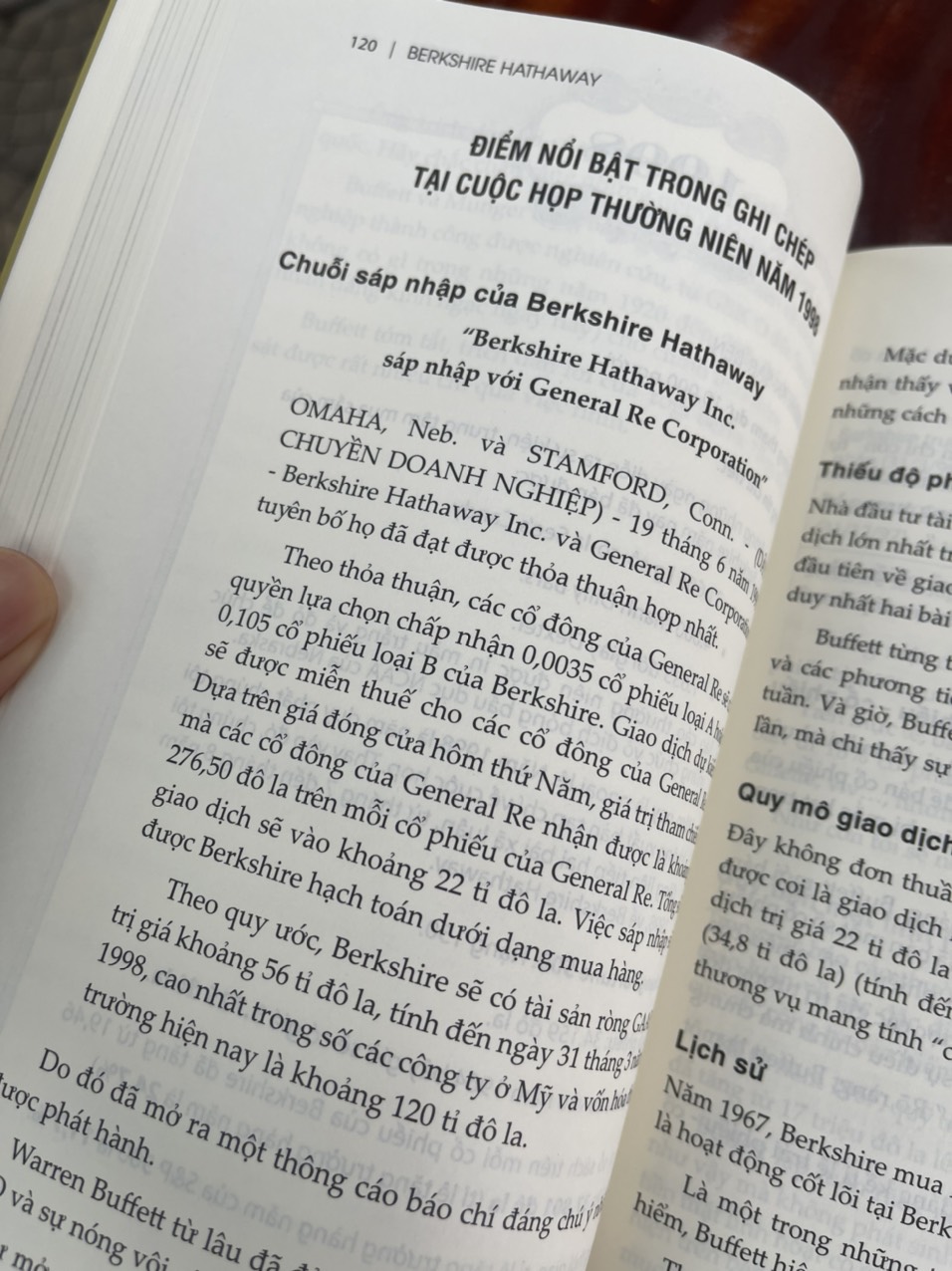 BERKSHIRE HATHAWAY – Những bài học tuyệt vời từ Warren Buffett & Charlie Munger tại Đại hội cổ đông thường niên của Tập đoàn trong suốt 30 năm - Daniel Pecaut, Corey Wrenn – Bestbooks – bìa mềm