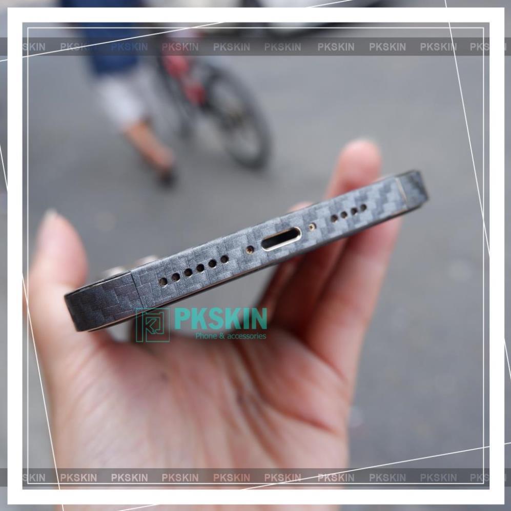 Miếng dán vân nổi carbon dành cho iPhone 12 ,12 pro ,12 pro max ,12 mini , iphone 13 ,13 pro , 13 pro max