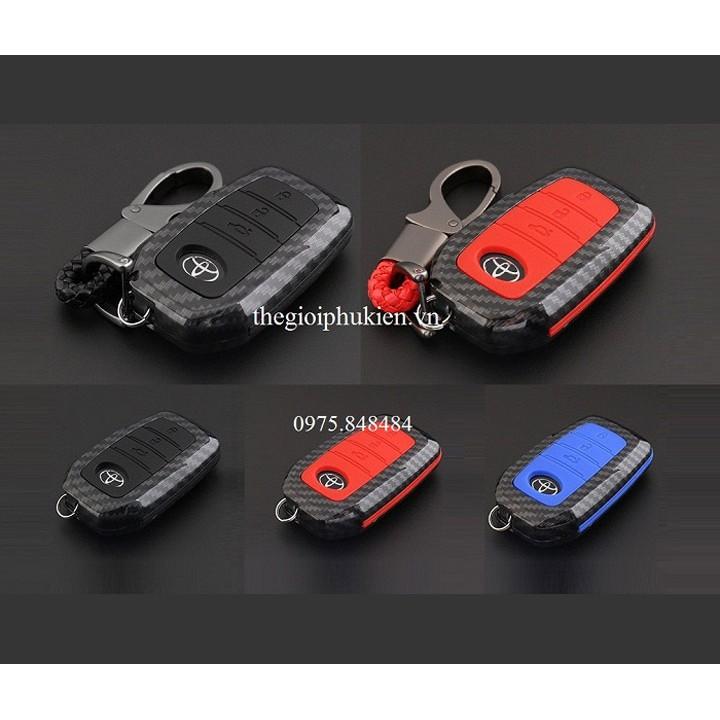 Ốp bọc chìa khóa xe Toyota Fortuner, Camry, Prado vân Carbon kèm móc đeo INOX