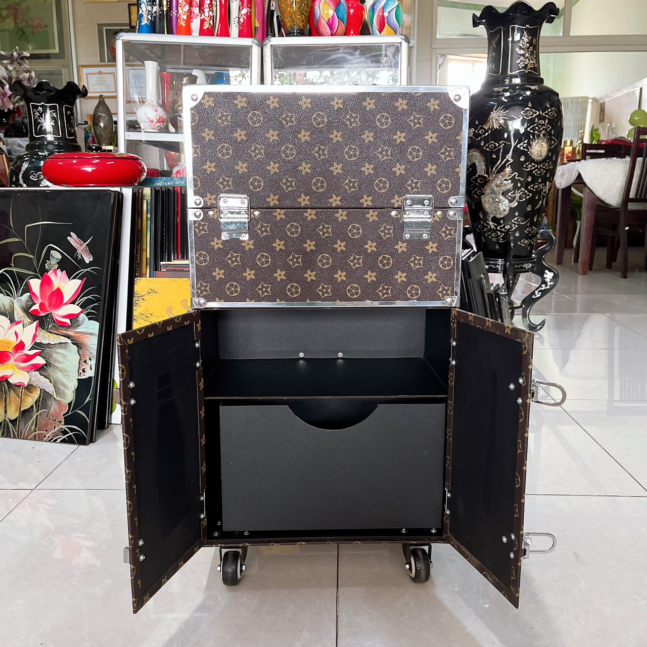 Hàng cao cấp loại 1 - Cốp vali kéo viền cạnh inox, nhiều ngăn đựng mỹ phẩm, dụng cụ phun xăm, nối mi, nail, máy hơ gel trang điểm chuyên nghiệp size 36x22x64 (cm)