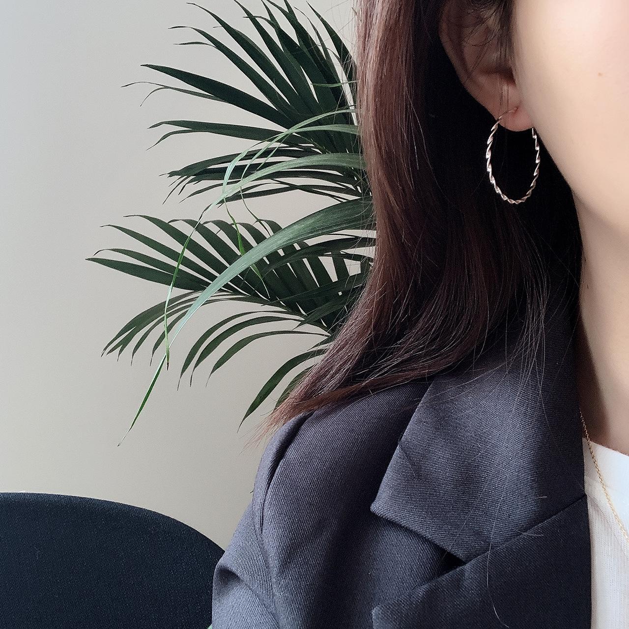 Hoa tai chữ c xoắn phong cách đơn giản hiện đại hàn quốc-HTB0048