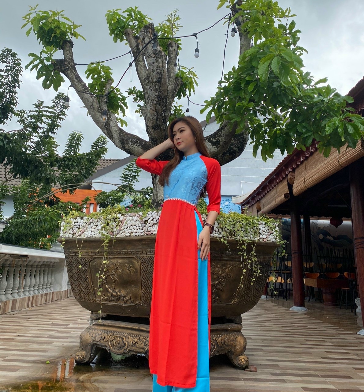 Áo dài nữ xanh đỏ họa tiết hoa văn