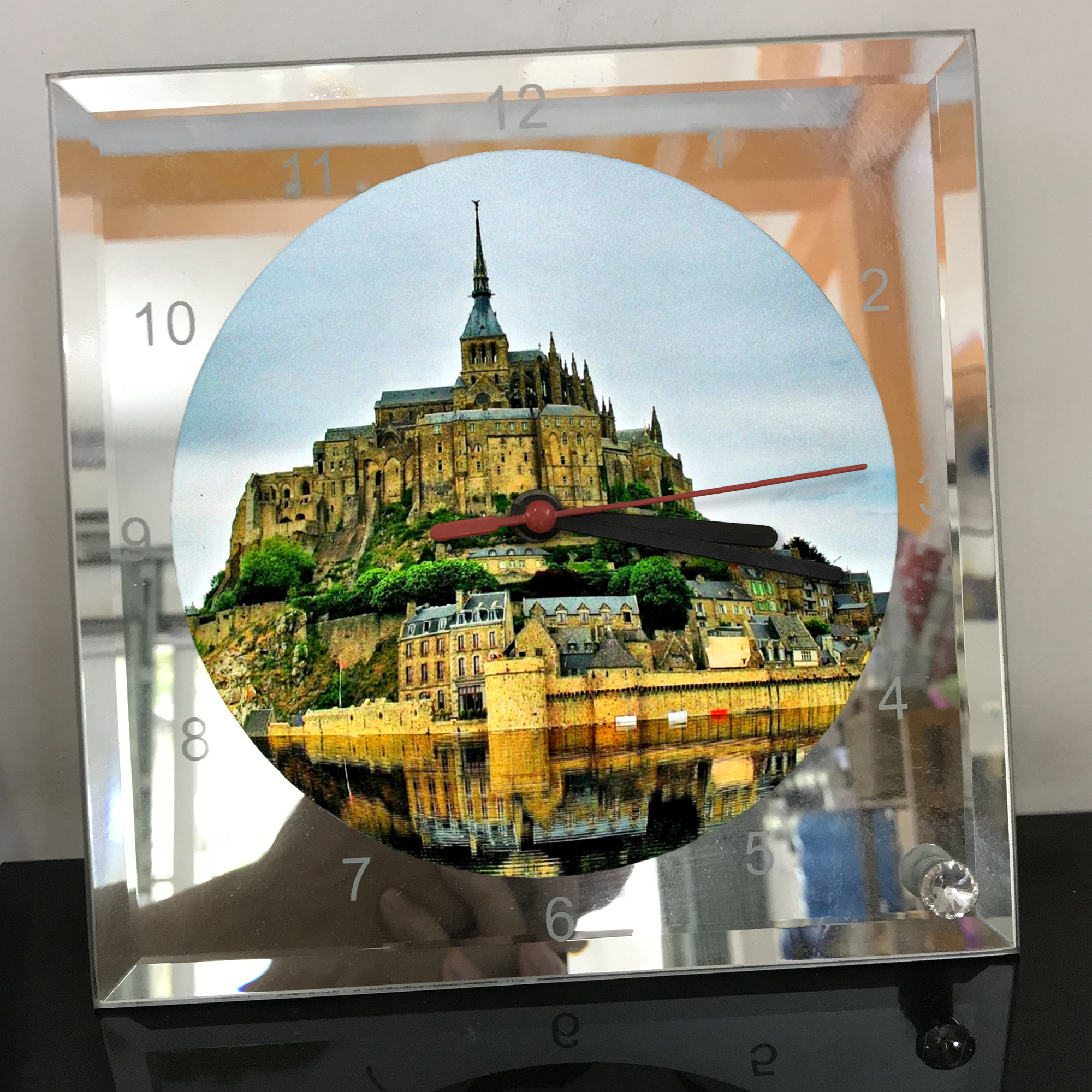 Đồng hồ thủy tinh vuông 20x20 in hình tu viện Mont Saint-Michel (23) . Đồng hồ thủy tinh để bàn trang trí đẹp chủ đề tôn giáo