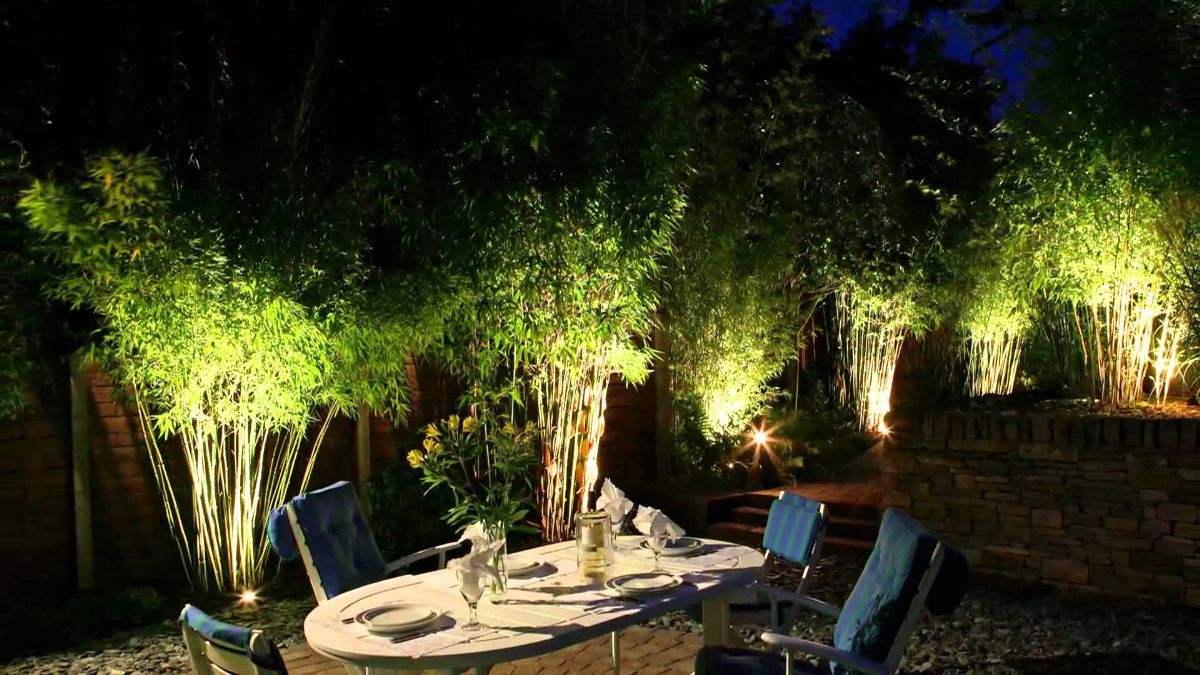 Đèn chân đế 18w âm nước ánh sáng vàng