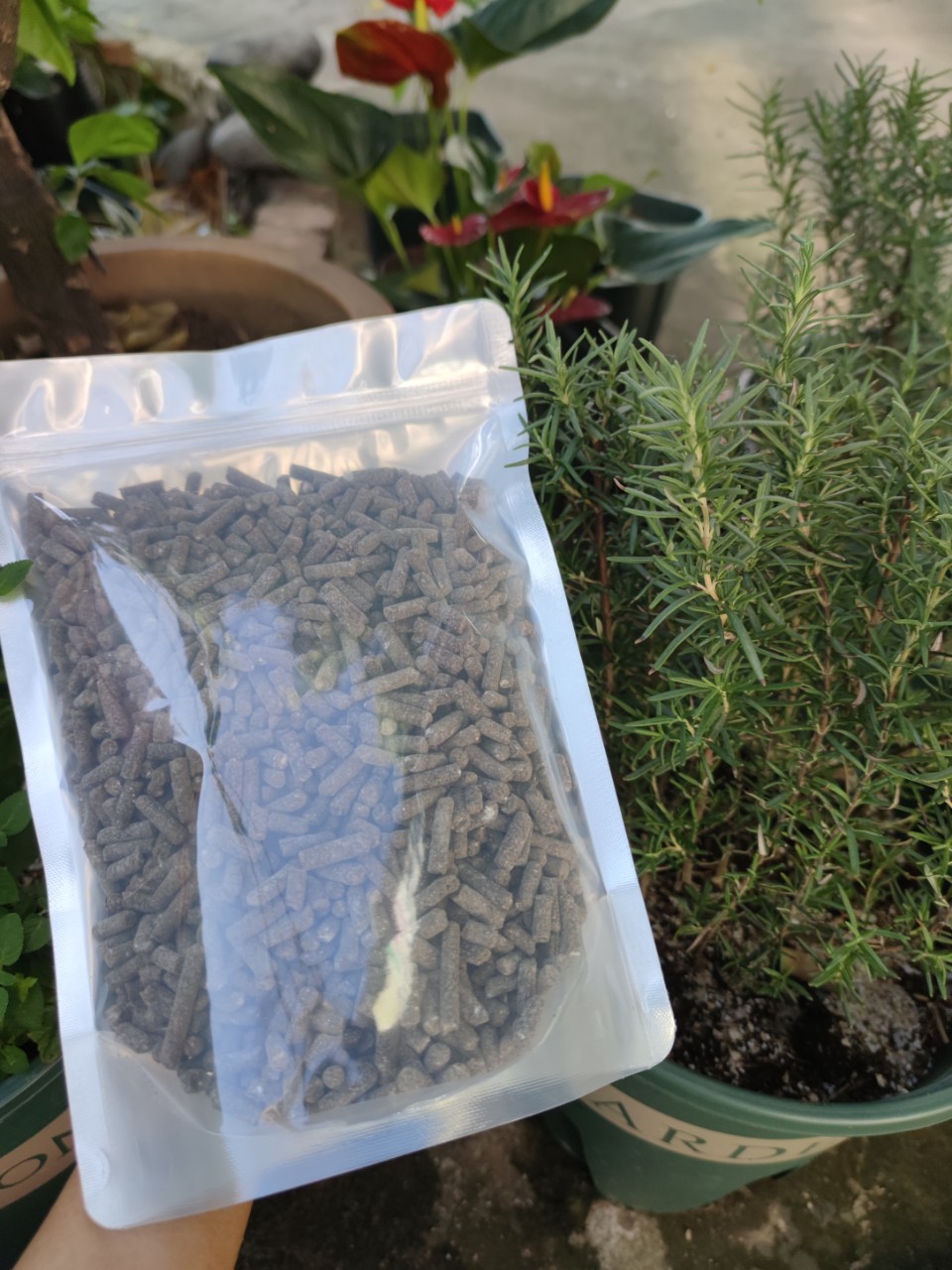 Gói 1kg - Phân đạm gà dạng viên nén cao cấp nhập khẩu từ Nhật Bản.