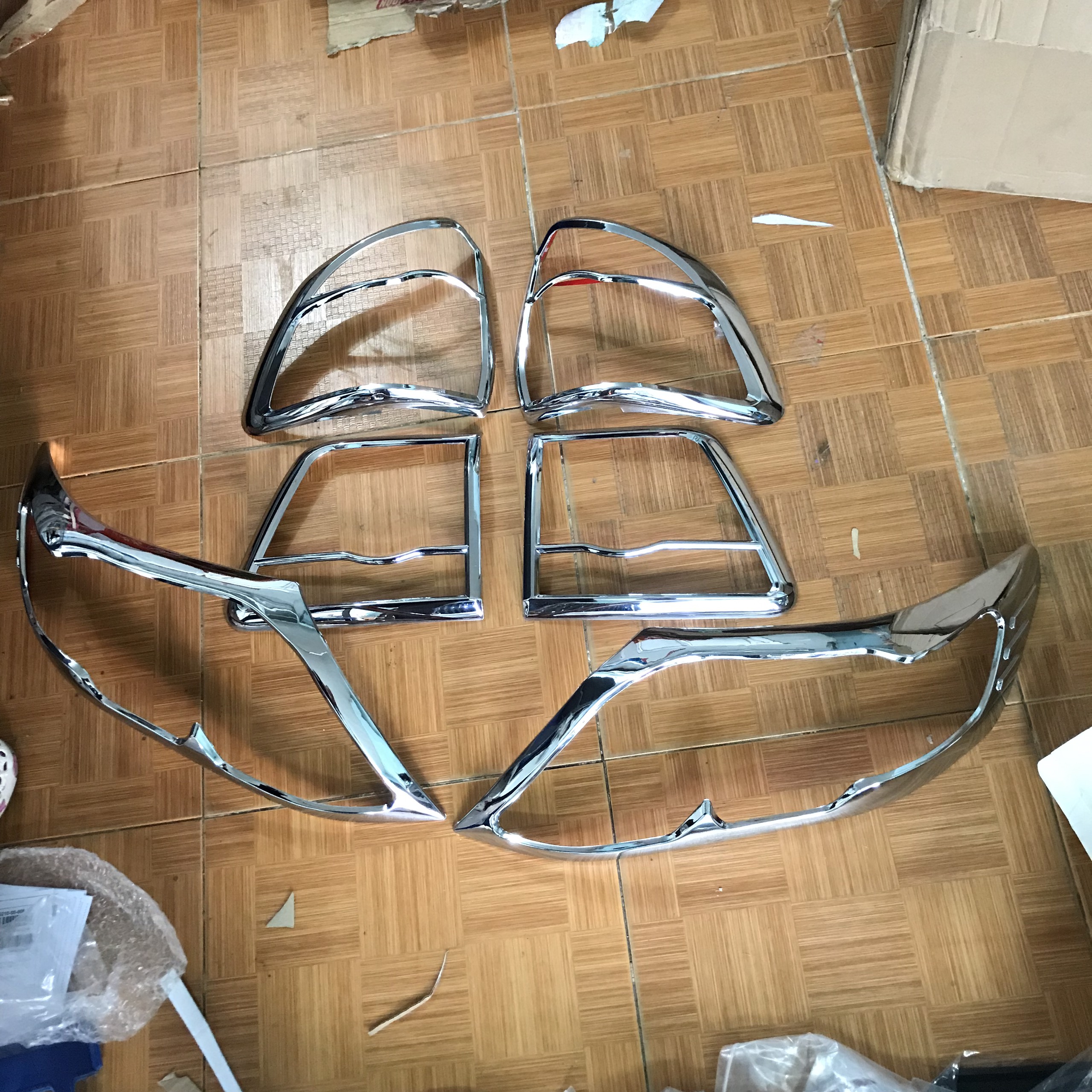 Bộ ốp viền đèn pha hậu mạ crom dành cho xe Toyota Fortuner 2013-2015