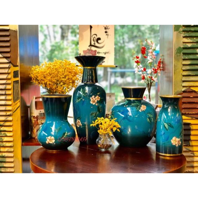 Bộ bình hoa nghệ thuật Sơn  mài 3D vẽ Hoa là một sản phẩm mỹ nghệ.