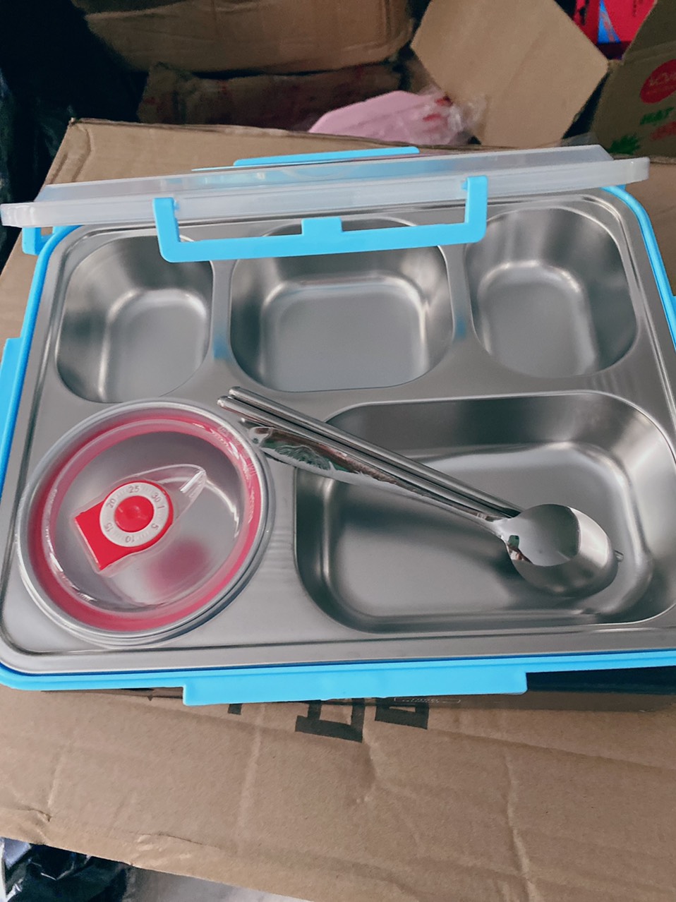 Hộp Cơm Văn Phòng Inox Bọc Nhựa 5 Ngăn Chịu Nhiệt Lò Vi Sóng Gọn Nhẹ Cao Cấp Kèm Bộ Thìa Đũa Inox