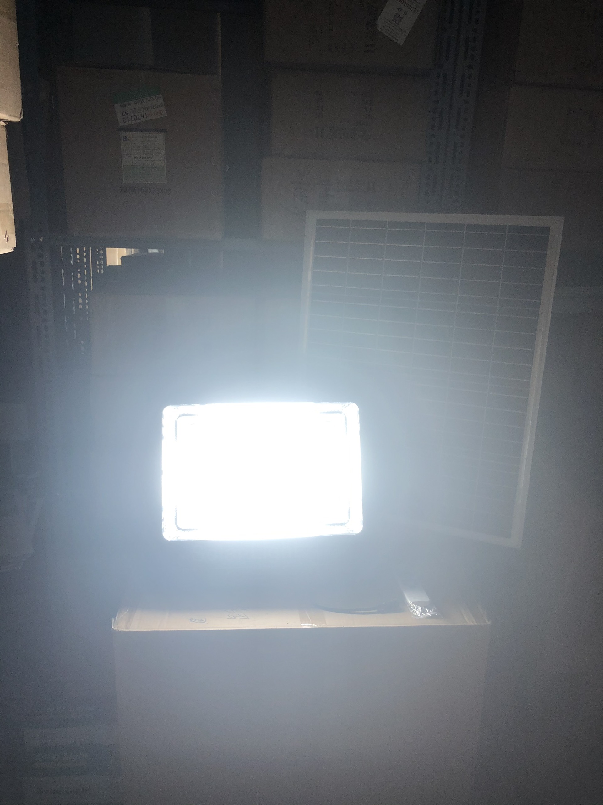 Đèn Pha Năng Lượng Mặt Trời 200w Vỏ Nhôm Sáng Nguyên Đêm