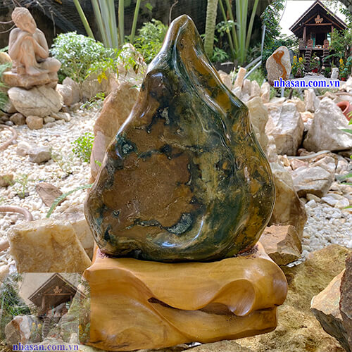 Đá canxedon hình chiếc lá màu vàng đất pha lẫn xanh rêu tuyệt đẹp giúp bình ổn tâm lý và tình cảm CXD94 nặng 9.5kg kích thước 44x17.5x7