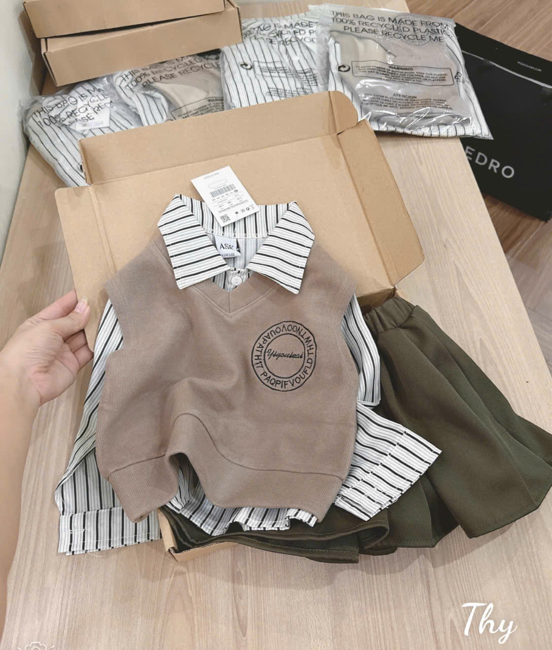 Set chân váy và áo sơ mi kèm áo gile bé gái mẫu mới siêu xinh