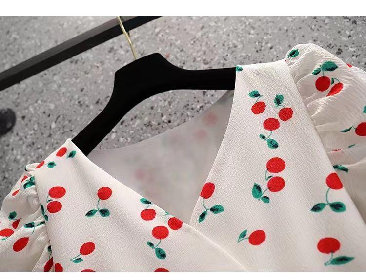 TOBE1SHOP Quần áo mùa hè 2023 Cherry in tay áo ngắn Vintage V cổ thắt lưng thiết kế cảm giác đầm cho phụ nữ