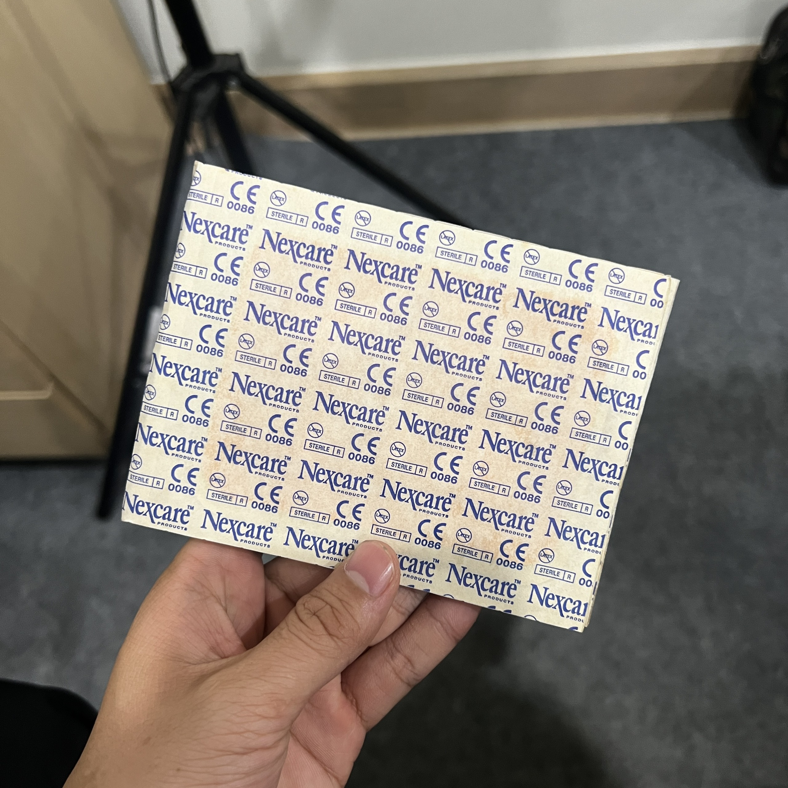 Hộp 4 miếng gạc khử trùng chống thấm nước màu da, có bông thấm hút dịch mủ, cỡ lớn 3M Nexacare Awp34, thương hiệu Mỹ
