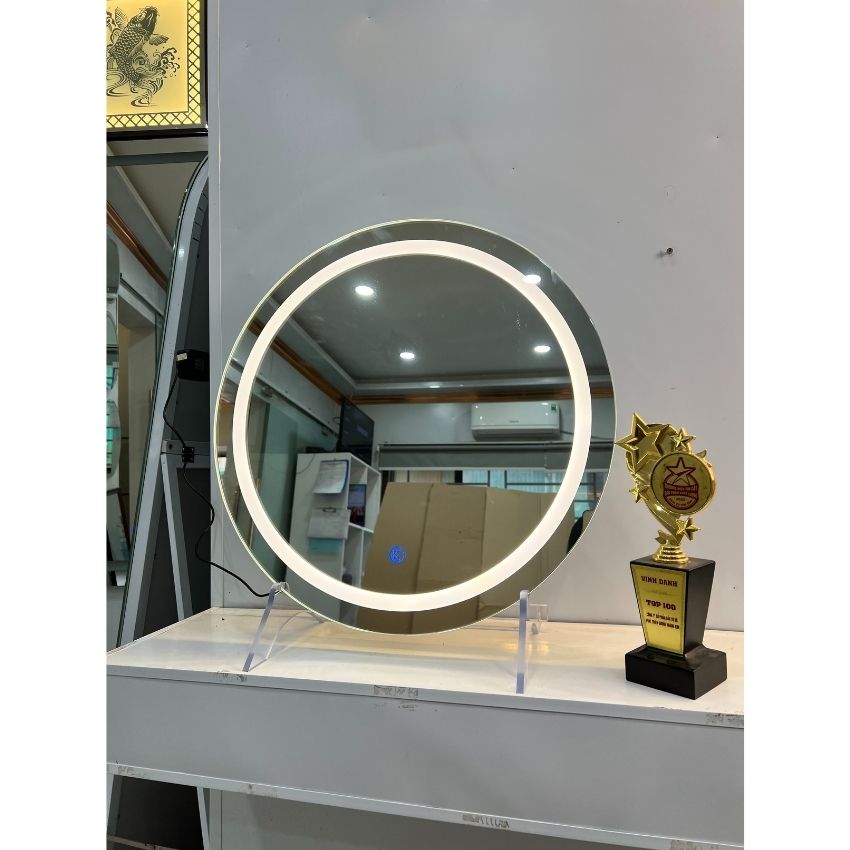 Gương tròn để bàn có đế, đèn led cảm ứng treo tường, trang điểm decor cute kích thước D40cm cách viền