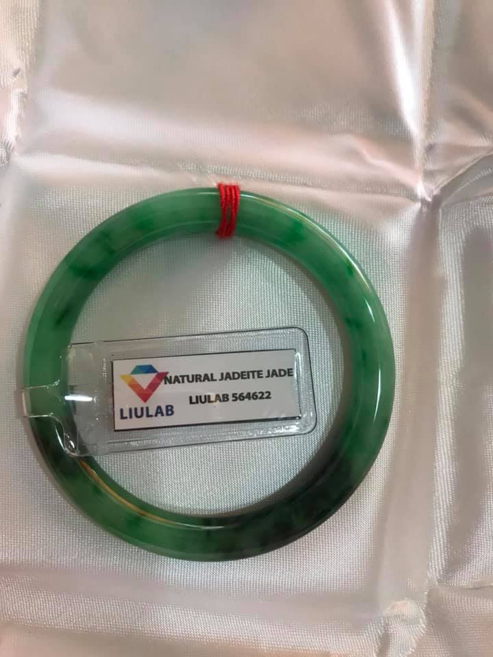 VÒNG CẨM THẠCH TỰ NHIÊN LÝ SƠN THỦY ĐẸP A SAO 48MM x DẦY 7MM  ĐÃ KIỂM ĐỊNH KÈM GIẤY CHỨNG NHẬN LIULAB No 564622  MÀU XANH NGỌC ĐIỂM XANH ĐẬM 1 BÊN BÓNG ĐẸP NỮ 40KG-49KG ĐEO