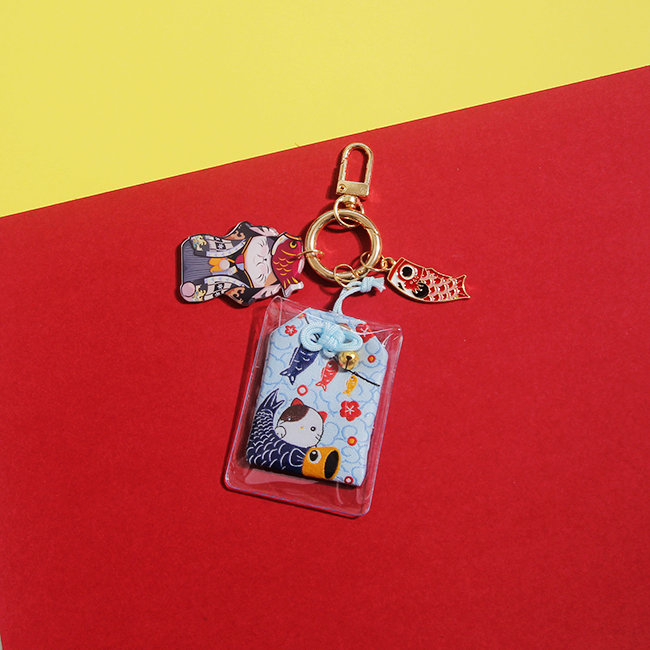 Móc khoá Túi phước Omamori bọc Mèo nhựa Cá chép - MK09 (1 móc, màu ngẫu nhiên)