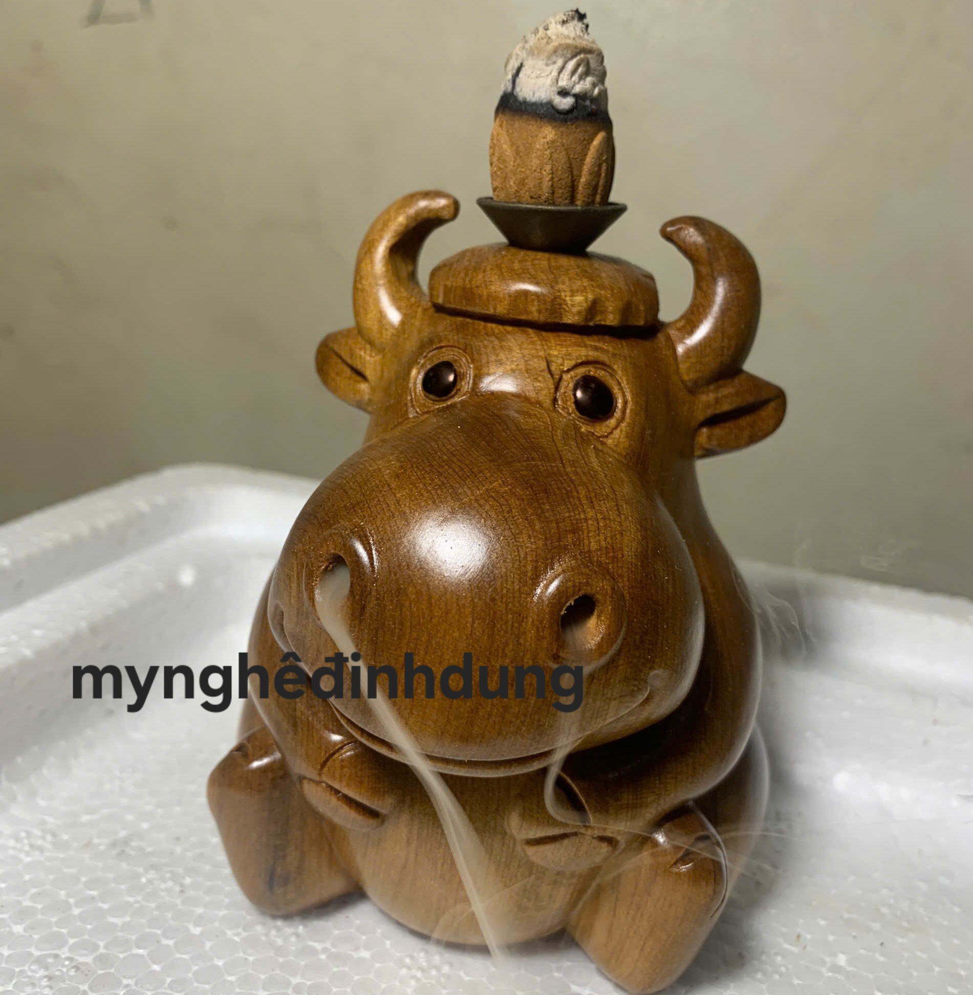 Trâu chi bi xông trầm bằng gỗ bách xanh thơm nức cao 10x8x8cm