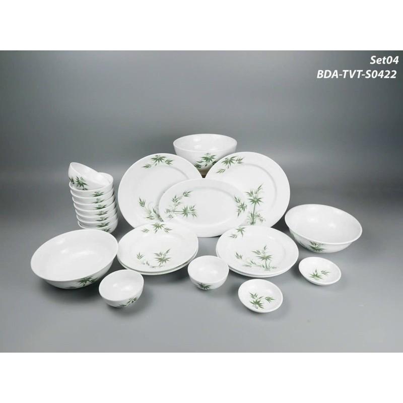 Bộ bát đĩa men sứ trắng, với họa tiết tre xanh vẽ thủ công. Gốm sứ Bát Tràng.