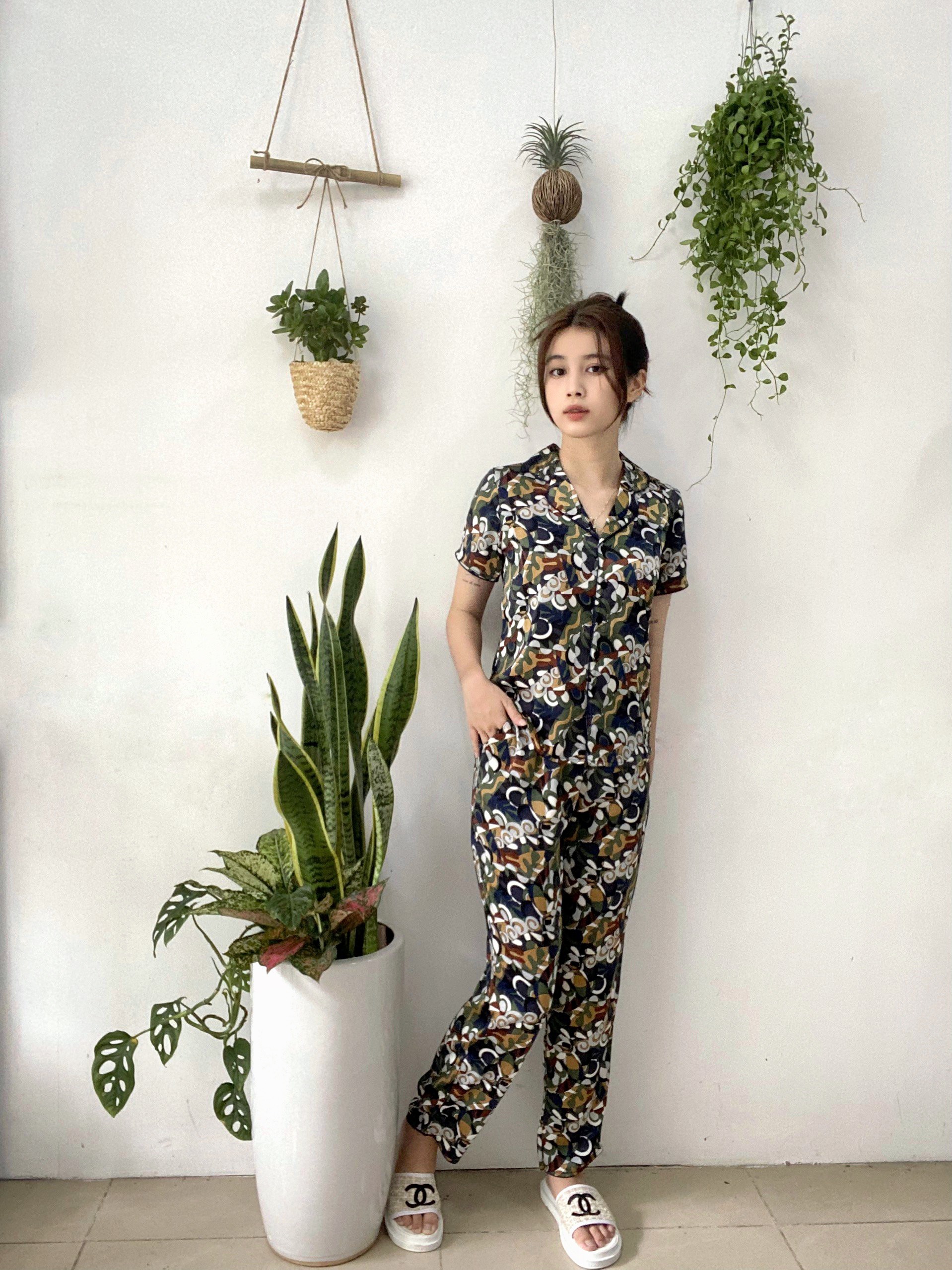 Bộ đồ Pyjama nữ, đồ mặc nhà lụa VILADY - B140 Quần Dài Tay Cộc Họa Tiết Con sò Màu Xanh Rêu, chất liệu lụa Pháp