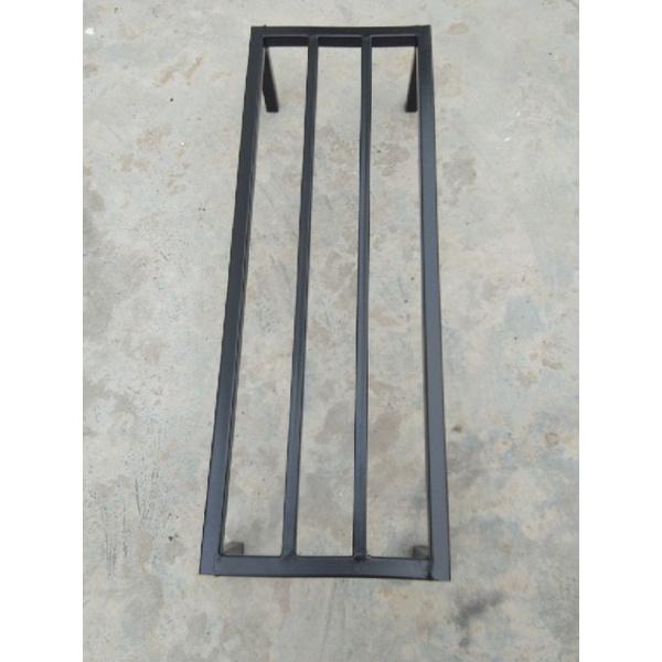 Kệ kê chậu cây hoa ban công. Dài 70cm. Rộng 20cm. Cao 15cm. 4 chân. 2 nan phụ. Hộp thép 2x2cm
