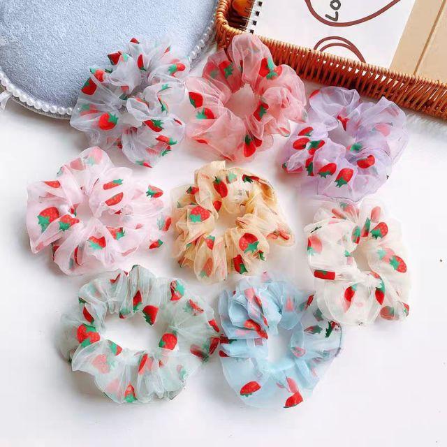 Buộc tóc scrunchies voan phối họa tiết trái dâu
