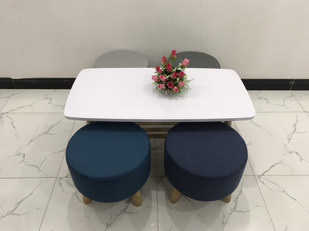 Combo 1 bàn 4 ghế nệm - Xám đen-Xanh đậm-Trắng xám-Nâu