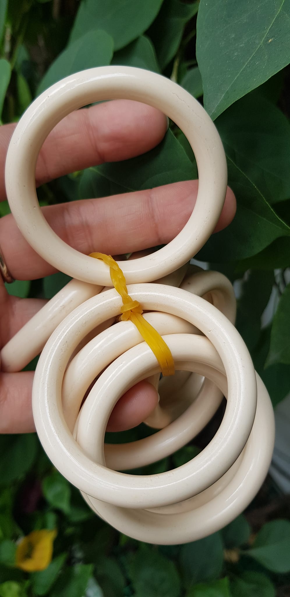 Vòng Đeo Tay Cho Bé Trai Gái đeo từ 1 tuổi -dưới 4 tuổi Màu Trắng Giả Ngà Hay Gọi Xương Mỹ Nghệ tròn đẹp Vòng cho em bé đeo Ni 39mm x cọng 7mm shop giao bất kỳ đồng giá rẻ mà đẹp xinh tay ạ