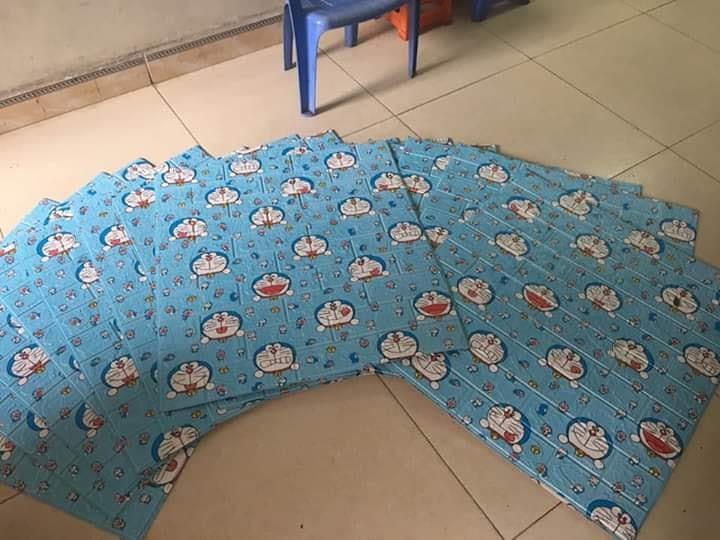 Bộ 5 Tấm Xốp Dán Tường Hoạt Hình Doraemon Siêu Dễ Thương Sẵn Keo 70x77