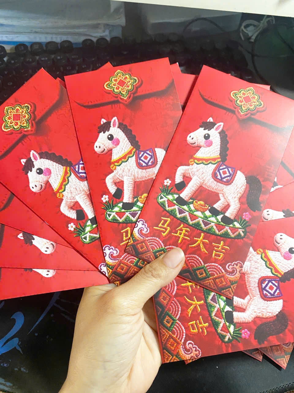 Set Lì Xì Ngựa Thổ Cẩm Giả Thêu In Bìa Đẹp, Bao lì xì Tết Bính Ngọ 2026, Loại Dày Sắc Nét