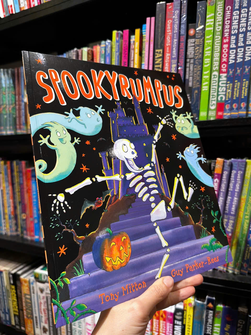 Sách - Spookyrumpus by Tony Mitton - Sách ngoại văn, sách thiếu nhi tiếng Anh, bìa mềm, nhập khẩu UK