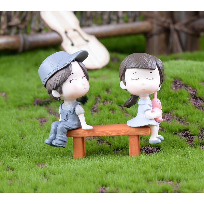Tiểu Cảnh - Cặp đôi trai gái ngồi ghế ( cô gái mặc áo hồng) làm tiểu cảnh mô hình trang trí quà tặng trang trí