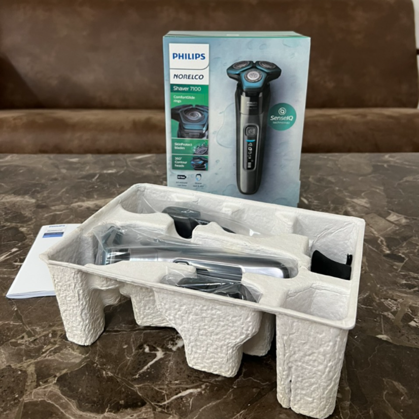 Máy cạo râu khô và ướt thương hiệu Philips Norelco S7788 Series 7000 - Hàng Chính Hãng