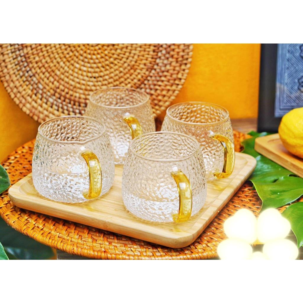 Combo bình đựng nước thủy tinh kèm 6 cốc vân sần thấp và khay gỗ