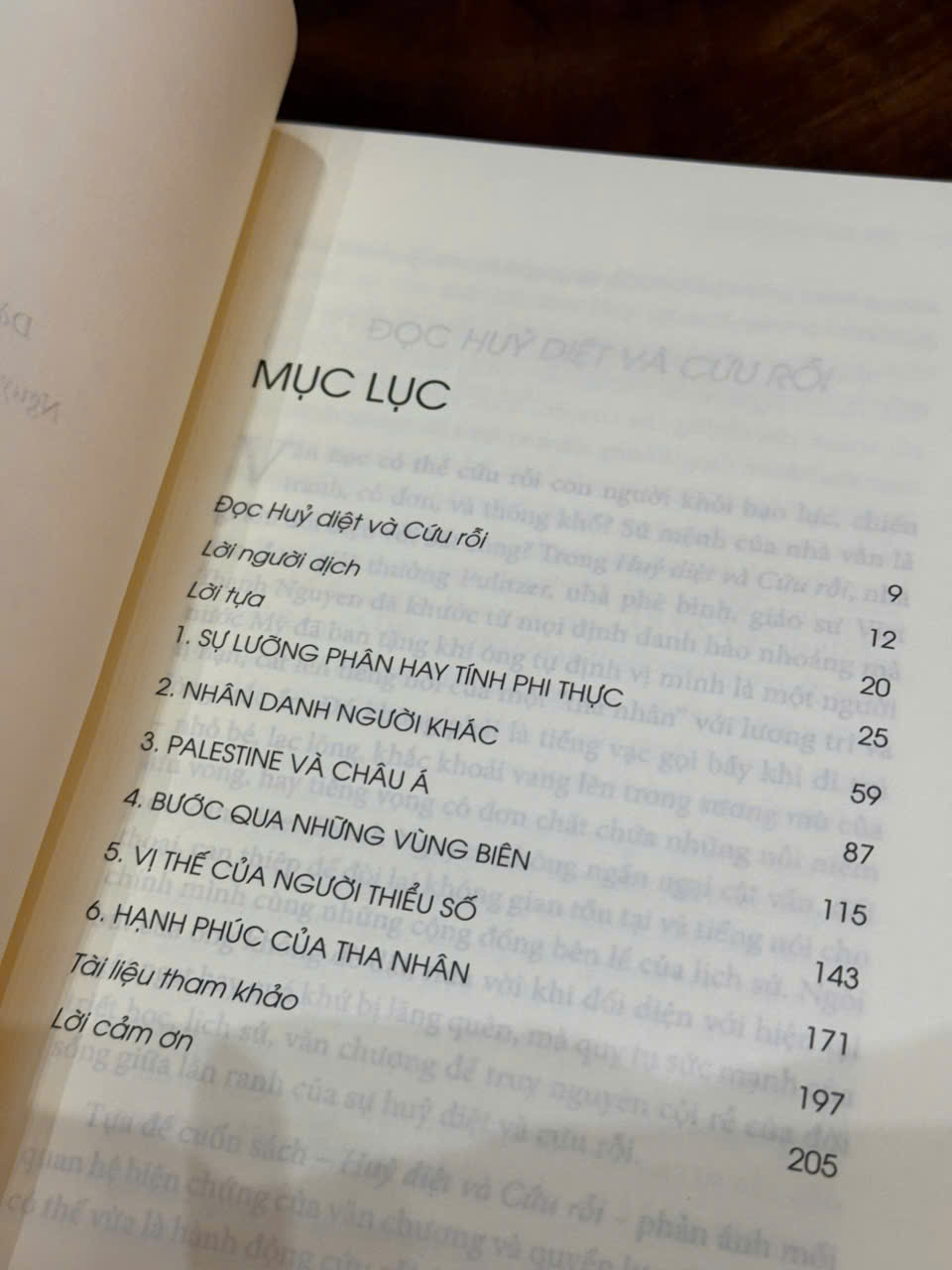 (Bìa cứng in giới hạn 500c) HỦY DIỆT VÀ CỨU RỖI - Viet Thanh Nguyen - TIMES
