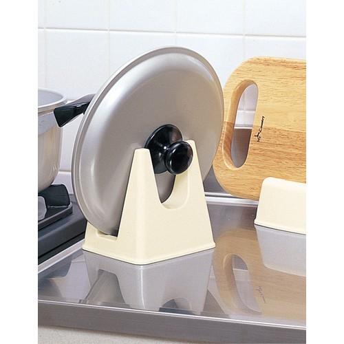 Khay úp vung nồi, gác muôi, đũa khi nấu ăn