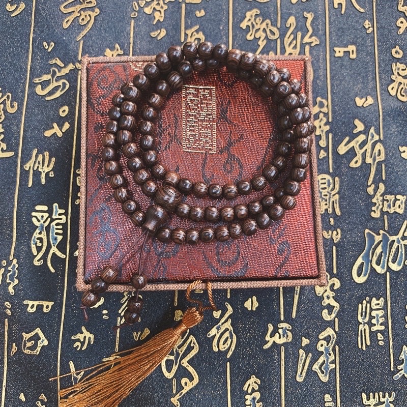 Vòng trầm 108 hạt kèm lá bồ đề , có hộp đựng  bằng gấm cao cấp , vòng đeo tay cho cả nam và nữ
