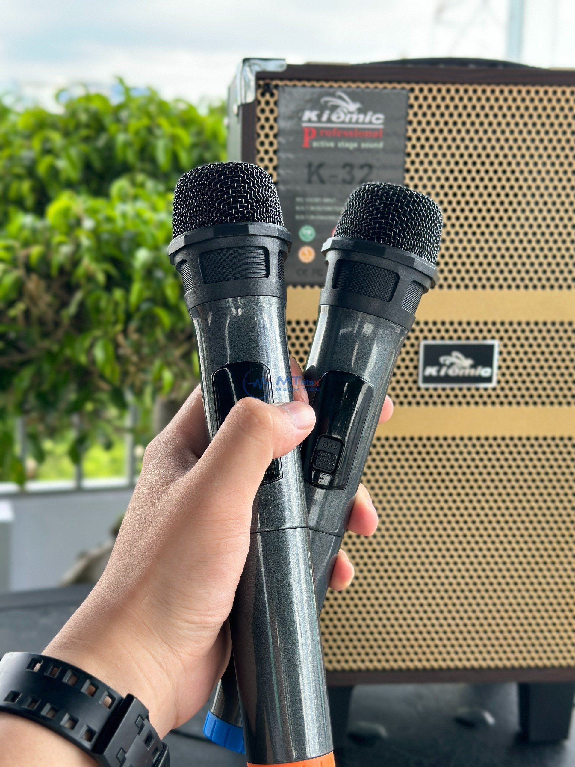 Loa Karaoke Kiomic K32 - Loa Xách Tay Bluetooth Cao Cấp Giá Rẻ Bass 20Cm Chất Âm Mạnh Mẽ Uy Lực Tặng Kèm 2 Micro Không Dây và Kẹp Điện Thoại L7 Bảo Hành 6 Tháng Hàng chính hãng