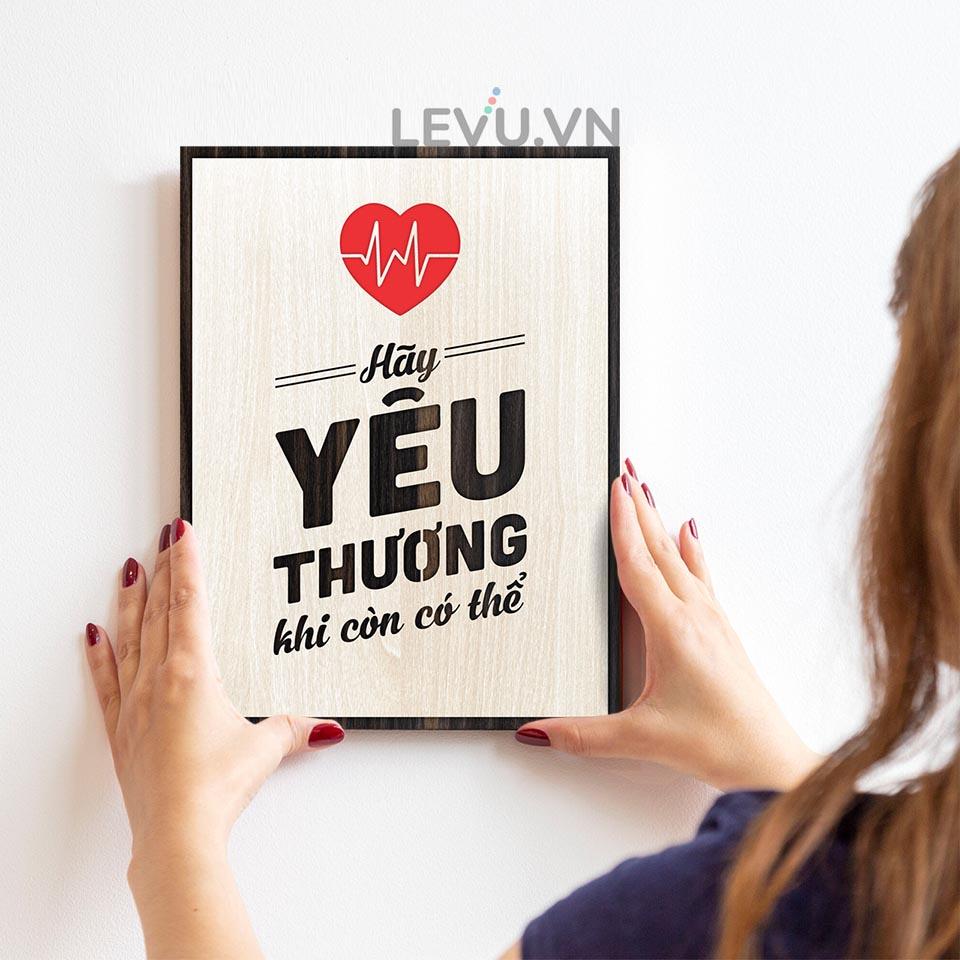 Tranh Câu Nói Hay Về Cuộc Sống LEVU LV091 "Hãy yêu thương khi còn có thể"