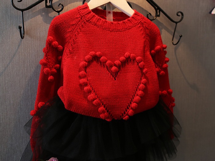 Áo len bé gái màu đỏ viền quả bông hình trái tim TE1851