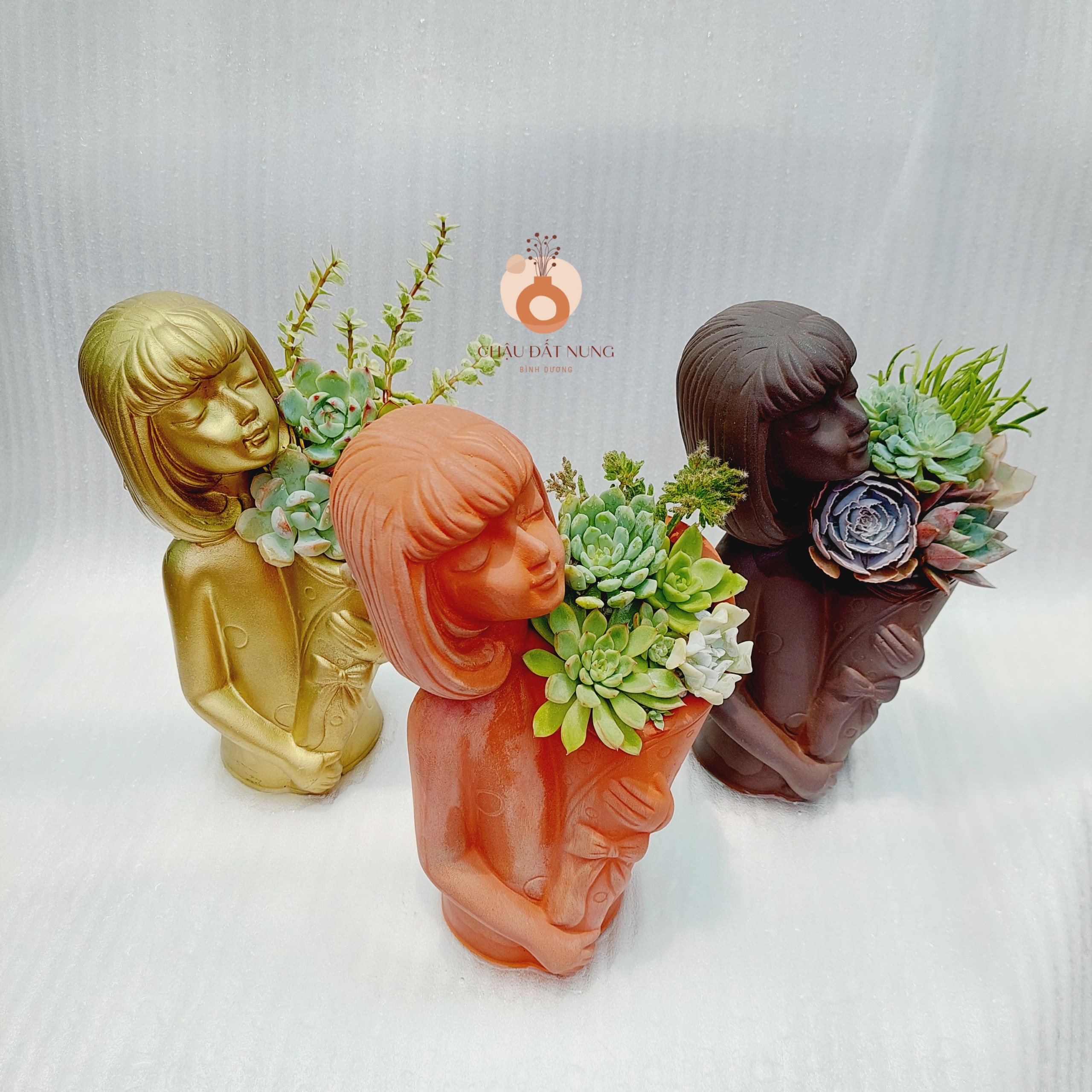 Chậu đất nung Bình Dương - Cô gái Maria, đường kính miệng 10cm, chiều cao 26cm