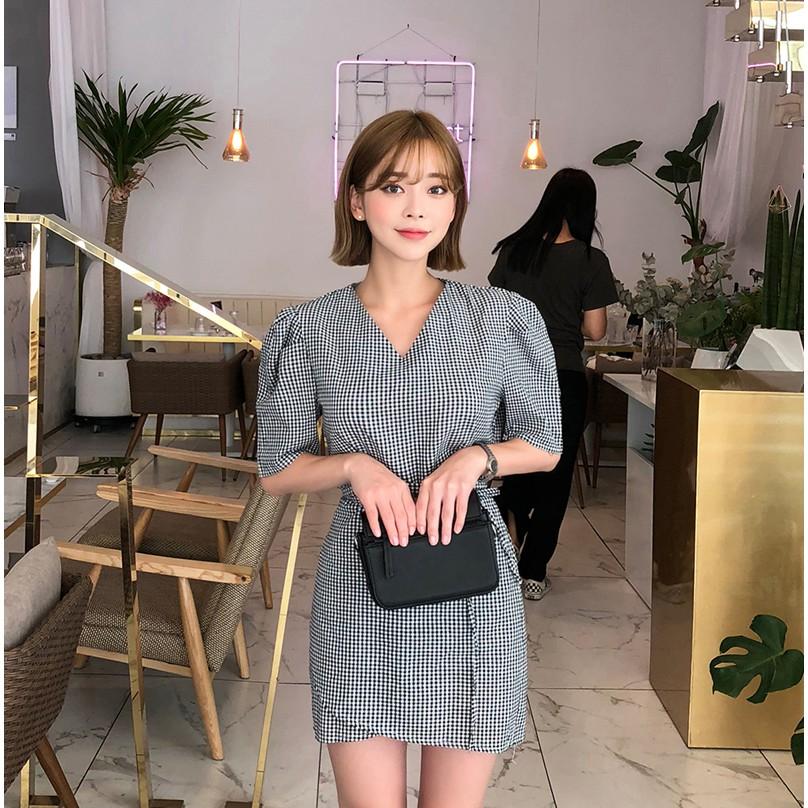 Đầm kiểu công sở tay ngắn sọc đen trắng tà đắp giấu bụng