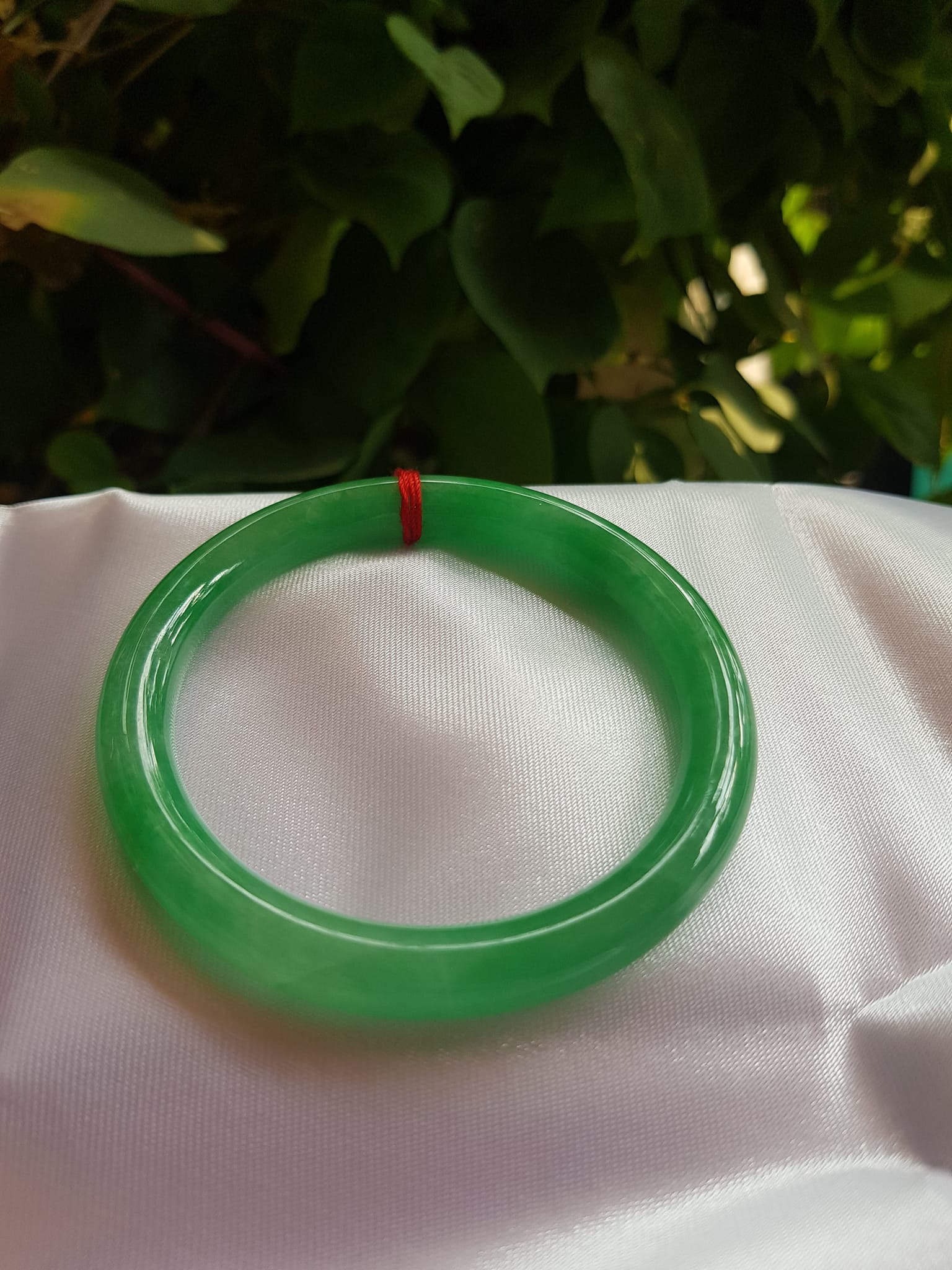Vòng cẩm thạch Lý Nở 53 Size vòng 53mm x Dầy 7,2mm màu Xanh lá Tươi bóng đều đẹp quá Nữ mệnh Mộc Hỏa 52kg - 60kg đeo đẹp ạ